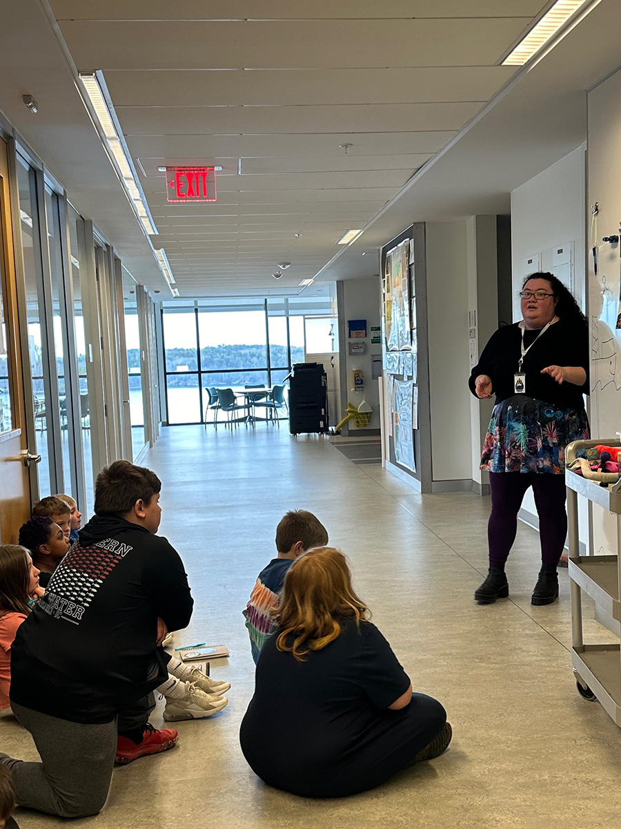 Research Scientist Melody Lindsay & students in a hallway at Bigelow Lab