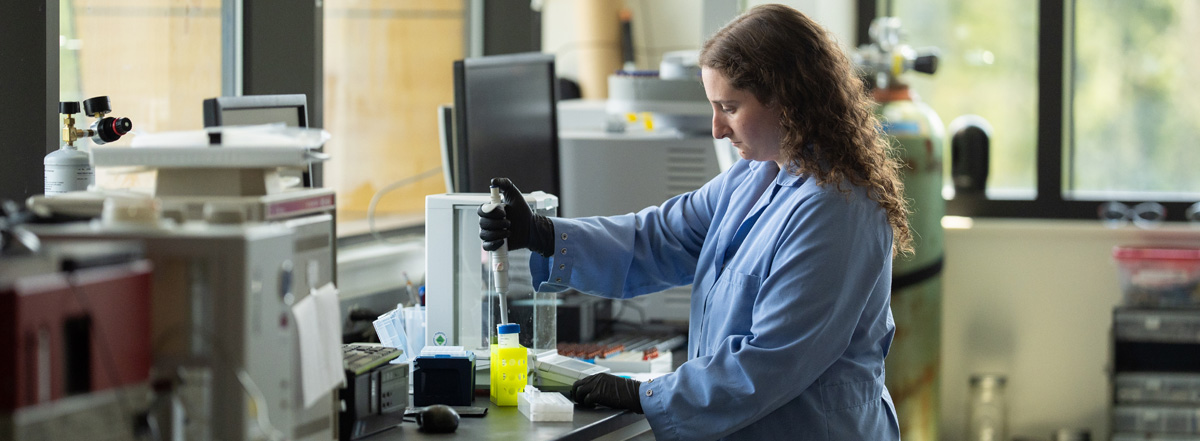 Bigelow Laboratory scientist performs bromoform measurement