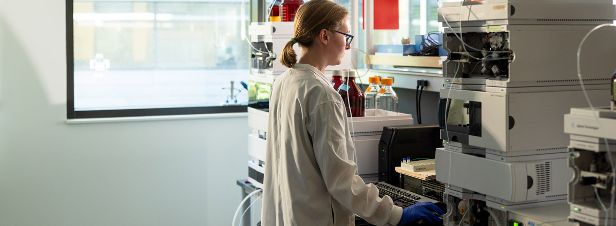 Bigelow Laboratory scientist analyzing samples