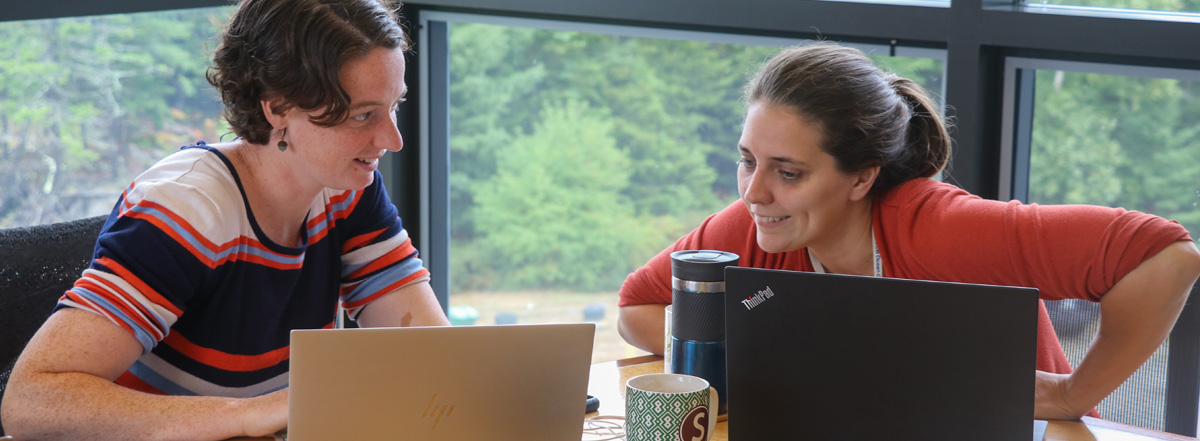 Bigelow Laboratory scientist analyzing samples